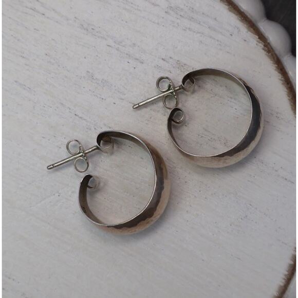 Retired James Avery 925 Wide Hammered Hoop Earrings 3.87G / 0.7in - Picture 4 of 5